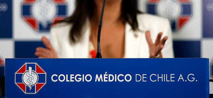  Desde el Colegio de Médico aseguran que Chile tiene un brote «fuera de control»