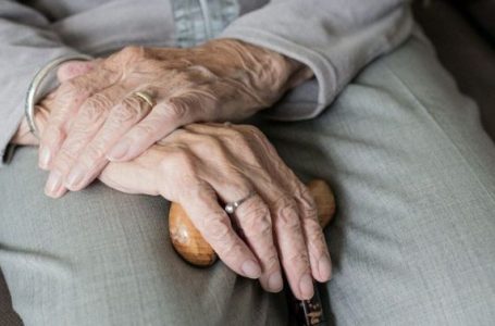 Mujer de 84 años fallece tras ahogarse mientras almorzaba en mall de Antofagasta