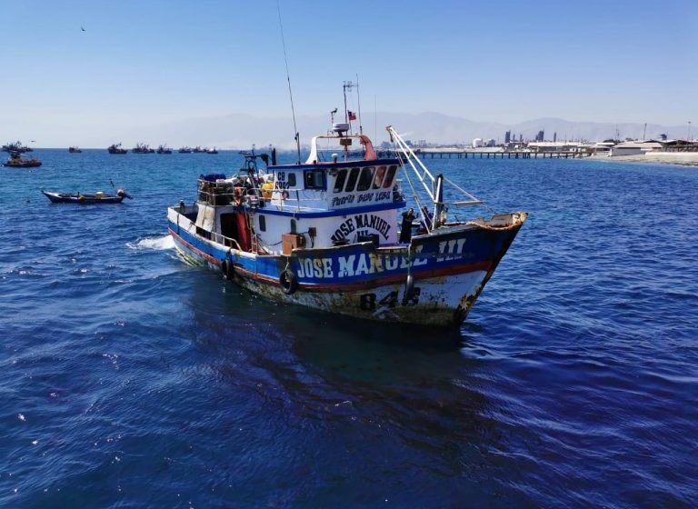  Sernapesca y Armada detectan nave operando con arte de pesca ilegal en Mejillones