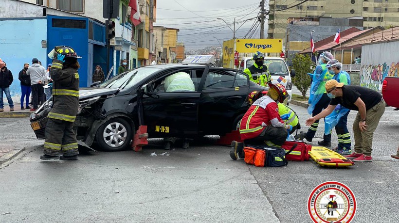  Colisión entre una camioneta y un colectivo deja a una persona lesionada en el sector centro de Antogafasta