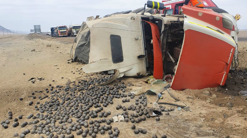  El volcamiento de un Camión en el norte de Mejillones deja un herido