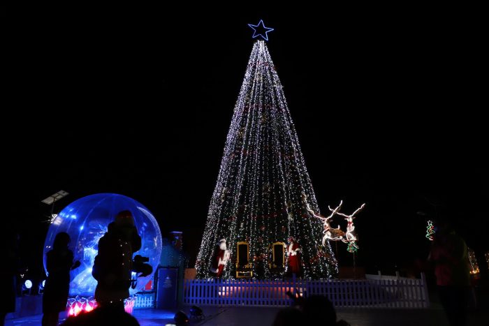  Con el encendido del árbol navideño se dio inicio al programa “Ilumina Calama 2020”