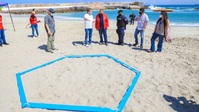  Instalan separadores para mantener la distancias en playas de Antofagastas