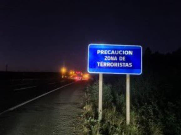  «Precaución zona de terroristas»: Nuevo mensaje en señaléticas en el ingreso a La Araucanía