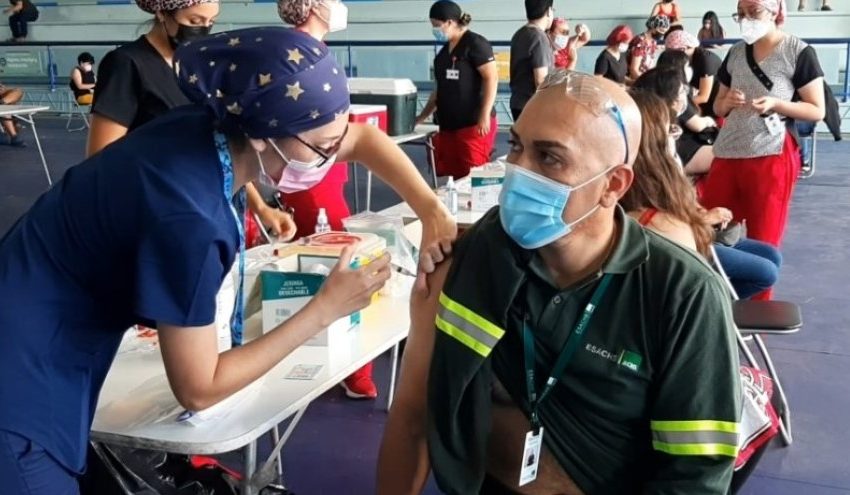  En maratónica jornada inoculan a 999 personas en Estadio Guibaldo Ormazabal de Antofagasta