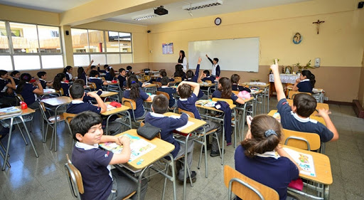  Ministro de Educación no descarta suspender clases en caso de rebrote en un colegio
