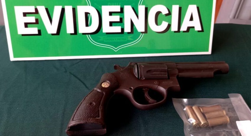  Detienen en Antofagasta a sujetos con una subametralladora, pistolas y una granada