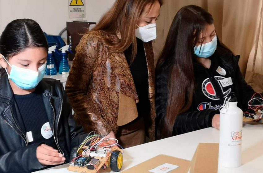  Más de 50 niñas de Antofagasta se reúnen en clases presenciales para aprender robótica