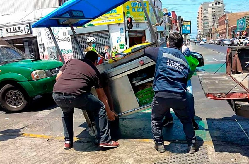  Centro de Antofagasta: decomisan alimentos y retiran carros de comida a vendedores ilegales