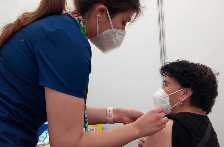  Salud inició vacunación con cuarta dosis a mayores de 55 años en Antofagasta