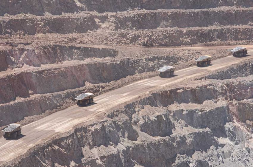  Sierra Gorda SCM y Komatsu firman nuevo acuerdo para la mantención de camiones mineros de última generación