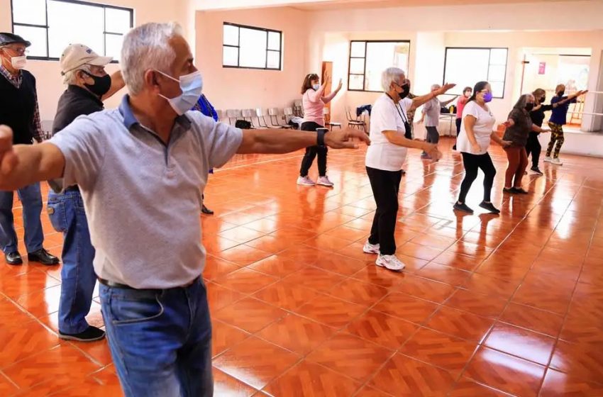  Antofagasta: con entusiasta participación de adultos mayores comenzó taller de bailes