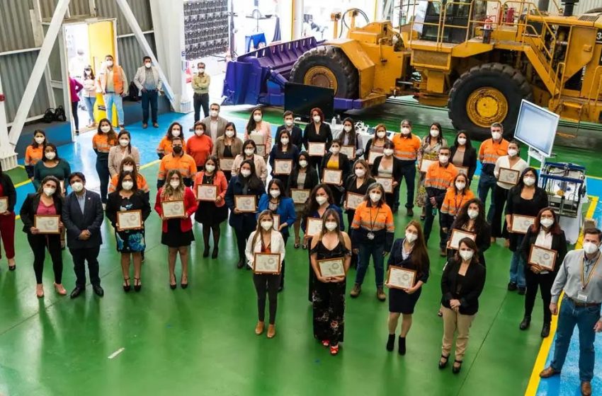  Escondida | BHP certificó a 34 mujeres para ser operadoras de camiones de extracción