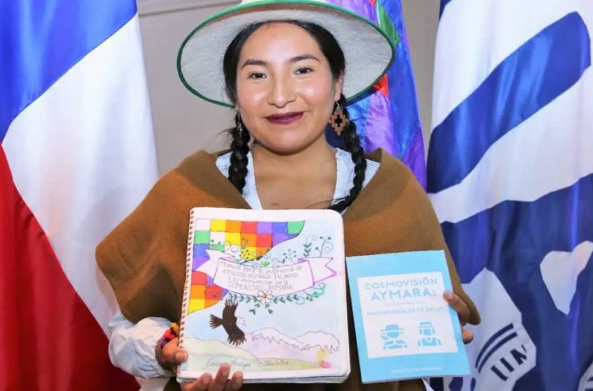  Funcionarios de postas rurales son los primeros en recibir libro escrito por estudiante Aymara