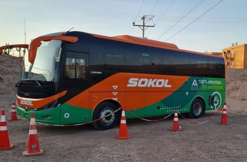  Antucoya estrena primer taxibús 100% eléctrico en faena