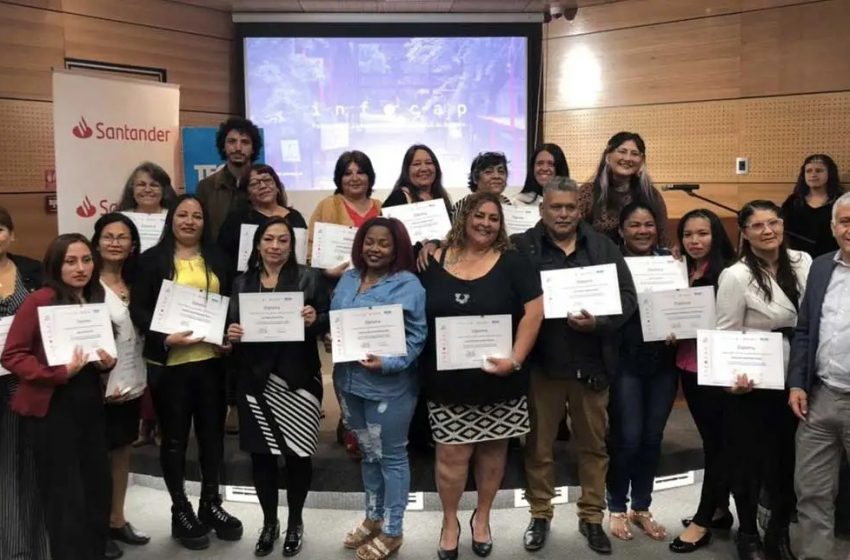  Estudiantes de campamento de Antofagasta se gradúan en alfatetización digital