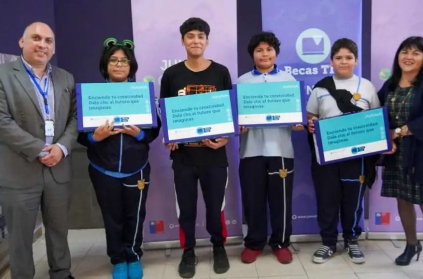 Más de seis mil estudiantes de la región de Antofagasta recibirán computadores este año