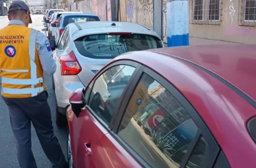  Cursan 72 infracciones a vehículos mal estacionados en el centro de Antofagasta