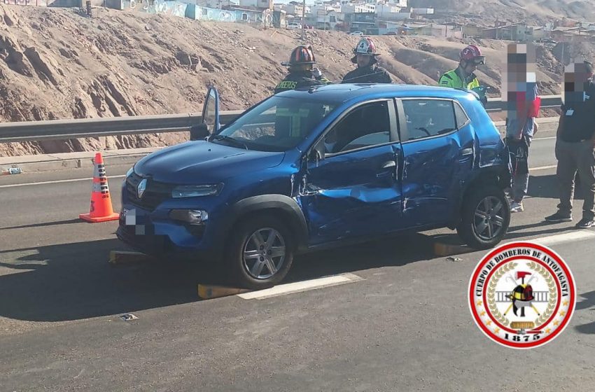  Alerta en Antofagasta: Bomberos atiende urgente colisión entre vehículo mayor y menor en Puente El Jote