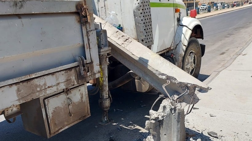  Poste cae sobre vehículo en Antofagasta: Milagrosamente, no hay víctimas lesionadas