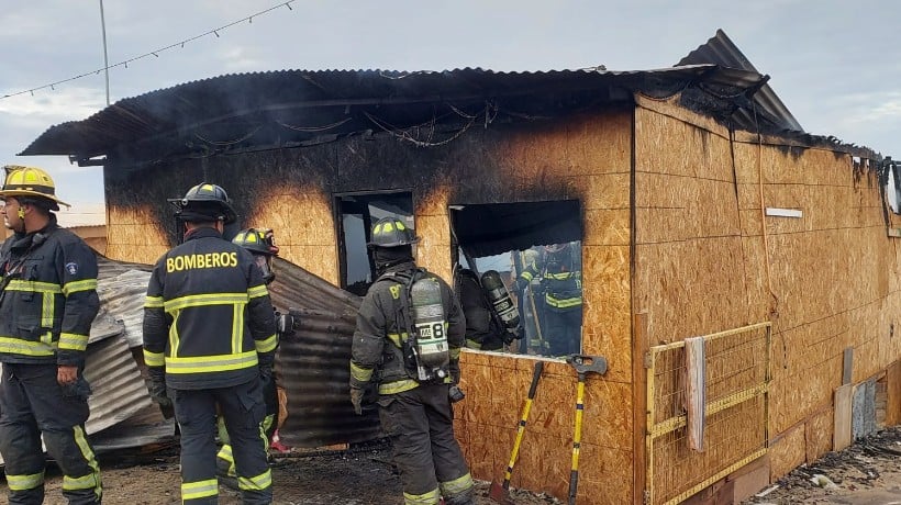  Incendio en Antofagasta consumió por completo una vivienda dejando dos damnificados