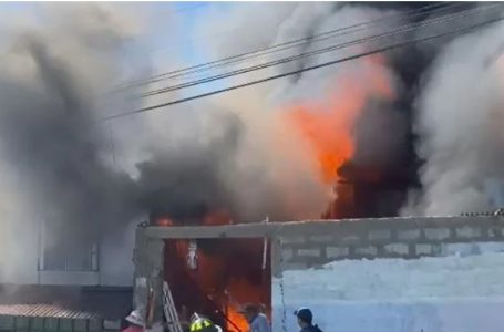 Incendio arrasa con tres viviendas en el corazón de Antofagasta: 14 personas damnificadas