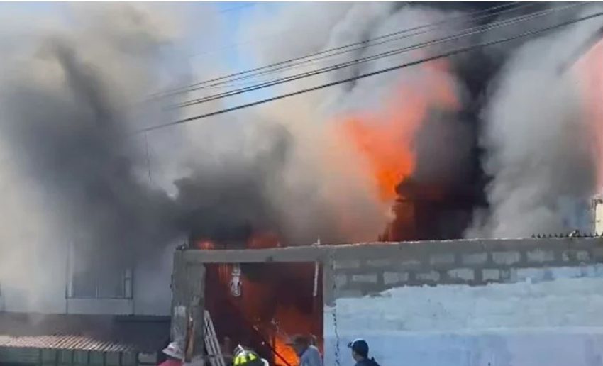  Incendio arrasa con tres viviendas en el corazón de Antofagasta: 14 personas damnificadas