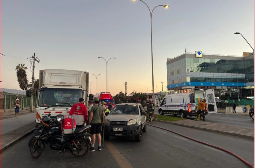  Choque múltiple en Antofagasta: Dos heridos tras colisión entre camión, moto y vehículo particular