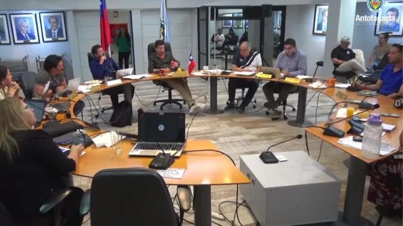  Escándalo en Concejo Municipal de Antofagasta: alcalde se retira antes de demandas del sindicato de profesores