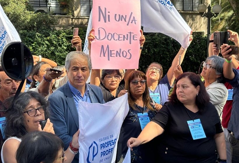  Dirigentes de profesores exigen ‘Ley Katherine Yoma’ en protesta en Santiago