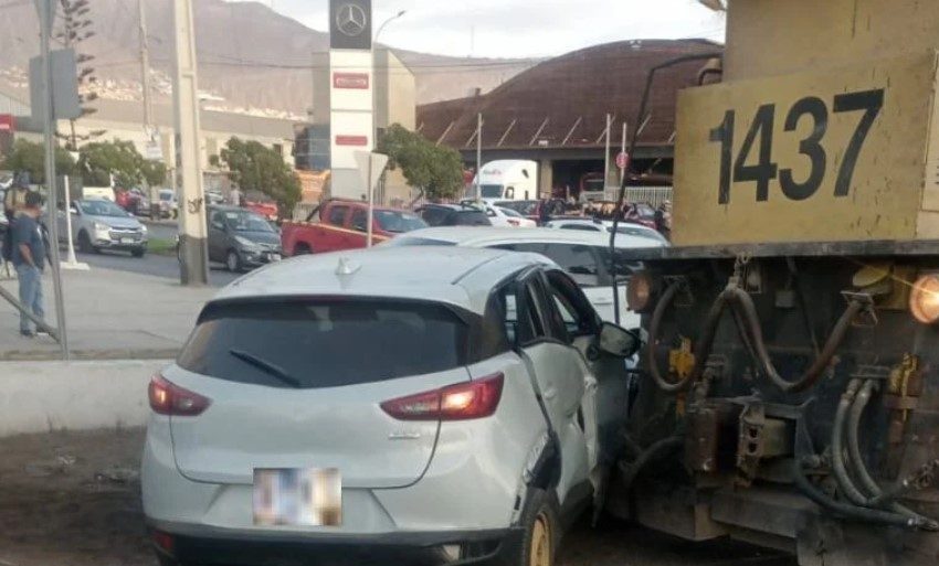  Bomberos de Antofagasta responden a colisión vehicular entre automóvil y tren en el sector norte de la ciudad