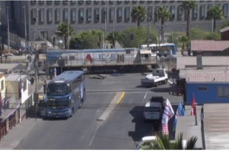 Choque entre tren y bus paraliza tráfico cerca del Hospital Regional de Antofagasta