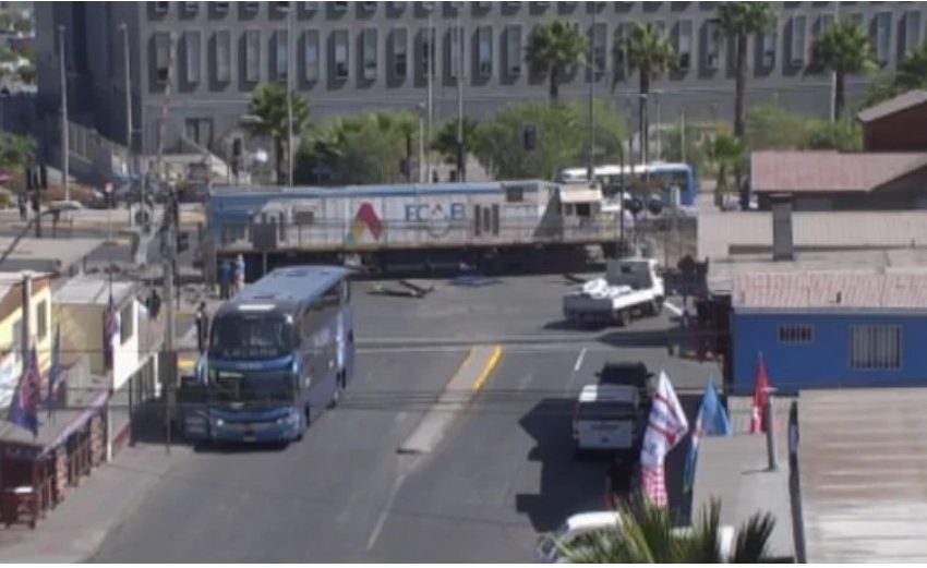  Choque entre tren y bus paraliza tráfico cerca del Hospital Regional de Antofagasta