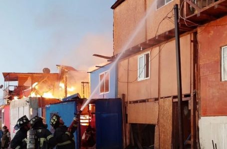 ¡Tragedia en Antofagasta! Mega incendio en campamento deja 62 damnificados y 13 casas afectadas