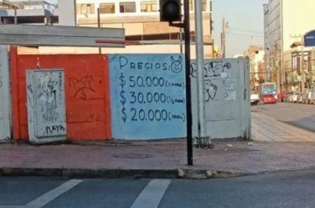 Escritos obscenos en la vía pública: Precios de servicios sexuales a la vista en una esquina de Antofagasta