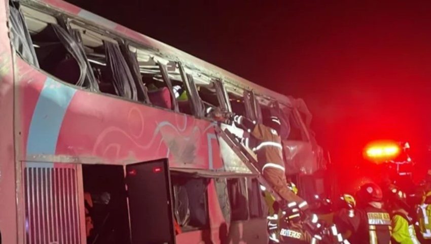  Tragedia en las rutas de Antofagasta: Dos muertos y 40 heridos en accidente de bus de turistas brasileños en Jama