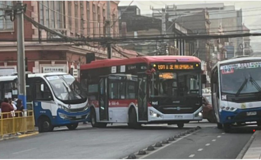  Choque entre microbuses ocurrió en el corazón de Antofagasta