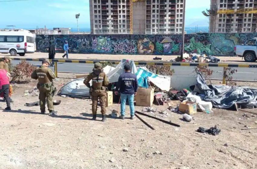  Desalojo masivo en Antofagasta: Retiran seis ‘rucos’ y 50 toneladas de basura