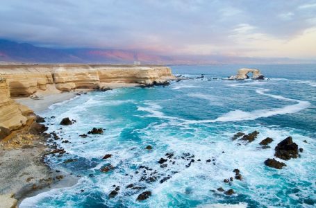 La formación rocosa que desafía al océano: un ícono natural de Antofagasta
