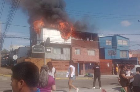 Incendio arrasó con parte de dos viviendas y obligó a evacuar a 10 personas en Antofagasta