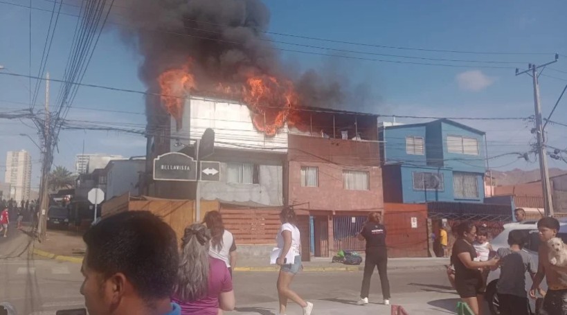  Incendio arrasó con parte de dos viviendas y obligó a evacuar a 10 personas en Antofagasta