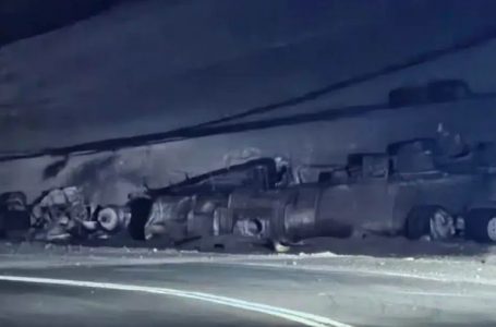 Fatal volcamiento de camión con ácido sulfúrico en la Ruta B-12 deja un fallecido