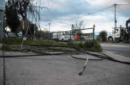 Baquedano amaneció a oscuras tras caída de postes provocada para robo de cables