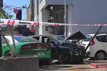 Choque entre patrulla policial y auto particular en pleno centro de Antofagasta