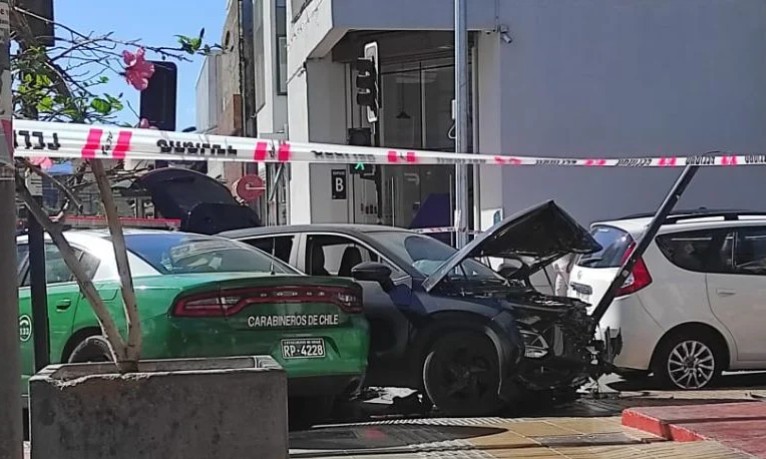  Choque entre patrulla policial y auto particular en pleno centro de Antofagasta