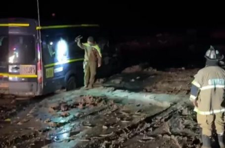 Rescatan a ocho personas atrapadas por aluvión en la Ruta 23-CH en la Región de Antofagasta