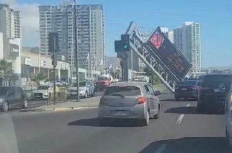 Camión derriba pantalla digital en la Costanera Norte de Antofagasta