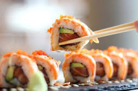 Salud indaga intoxicación masiva tras consumo de sushi en Antofagasta: 20 personas resultaron afectadas
