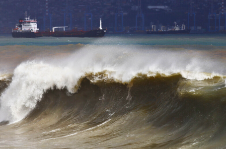 Marejadas se extenderán por la costa chilena: Servimet detalla sectores y duración