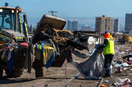 Retiran más de 95 toneladas de basura desde la faja ferroviaria en Antofagasta